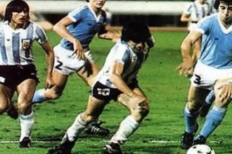 HOMENAJE. Parte del plantel que jugó aquel torneo juvenil en Japón, junto con e técnico César Luis Menotti, fueron distinguidos por el Senado de la Nación, al cumplirse 40 años de haber conseguido el título twitter@Argentina