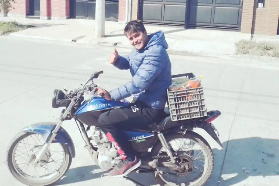 DELIVERY. El delantero “juliano” Edgardo Rojas entrega mercaderías de una despensa. 