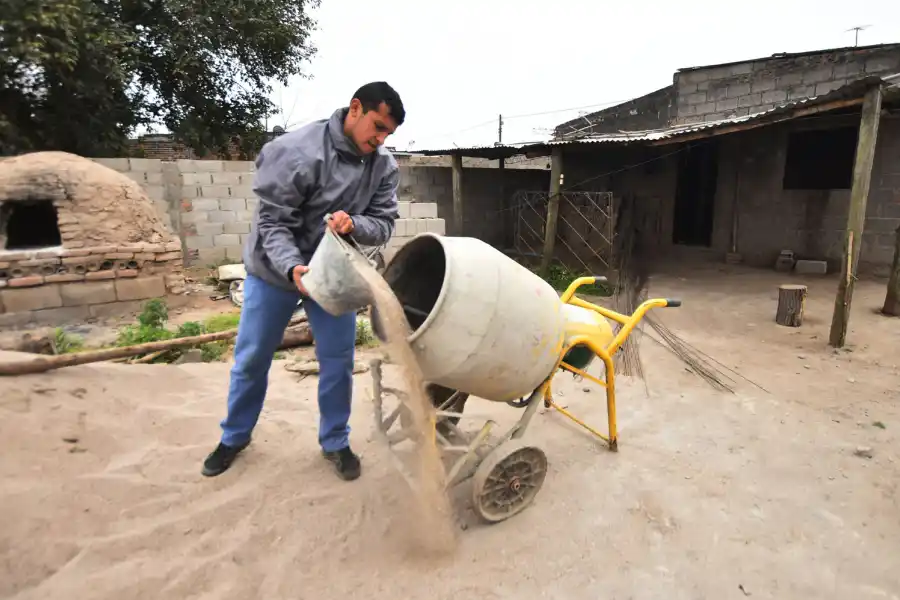 OBRERO. El delantero de Santa Ana Franco Borque cosecha limones o arándanos y, además, ayuda en la construcción.