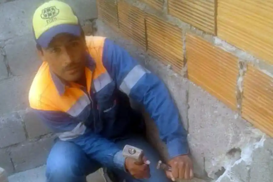 RECOLECTOR. Todas las mañanas, Salazar recoge los residuos en Yerba Buena.