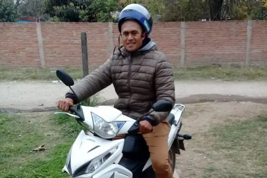 REPARTO DE HORAS. Sergio Peralta (2) divide sus días entre el trabajo y su pasión por jugar al fútbol en Amalia.