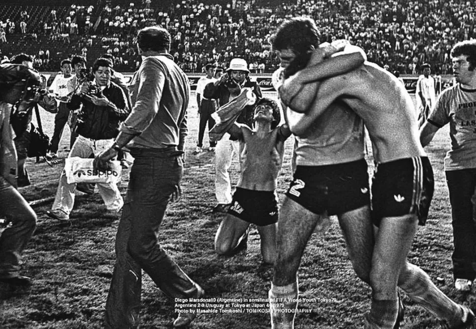 OBRA CONCLUIDA. Maradona de rodillas, sus compañeros a puro abrazo, los fotógrafos que tratan de captar cada instante. Pasó hace 40 años; parece que fue ayer. 