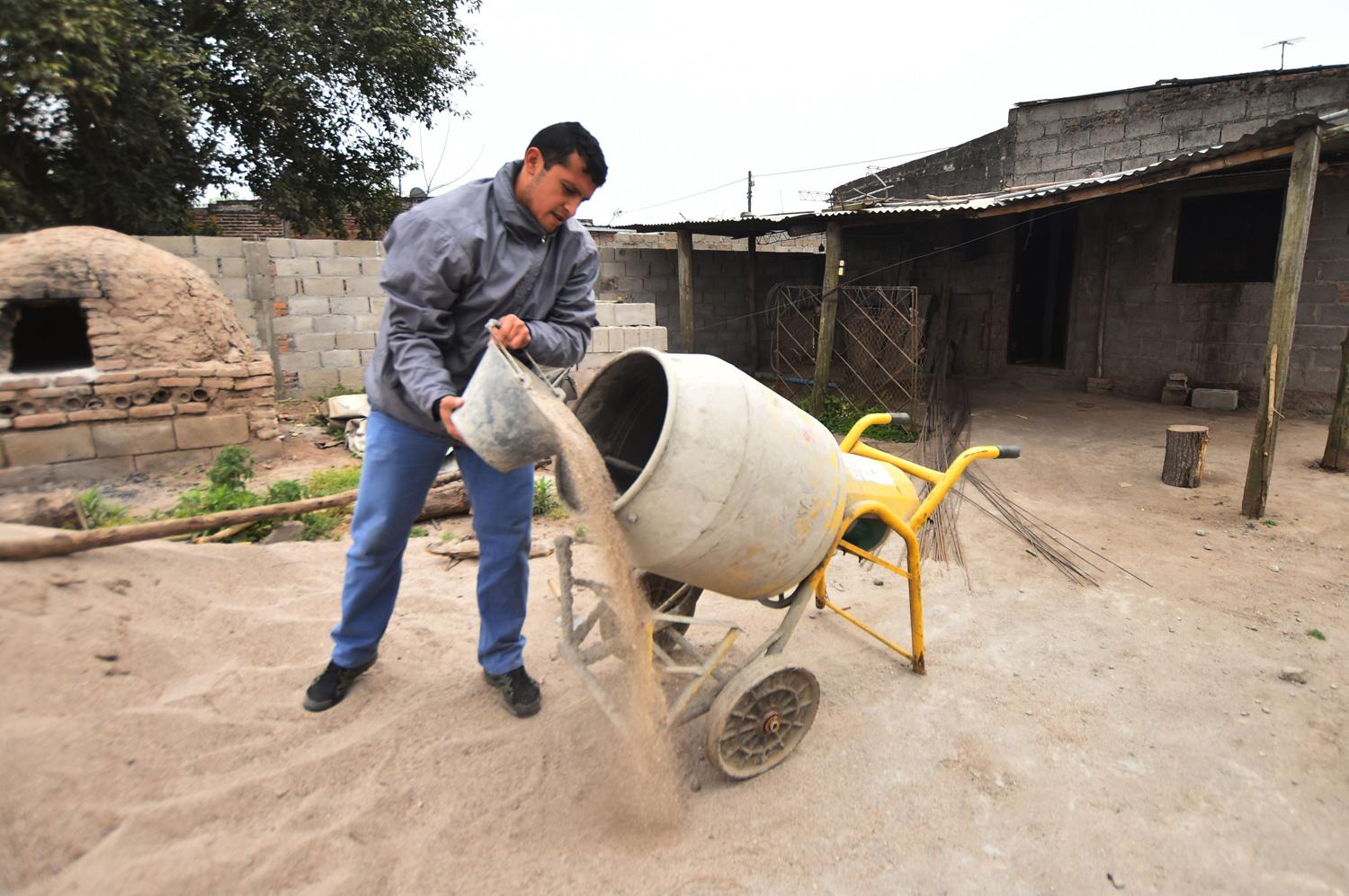 OBRERO. El delantero de Santa Ana Franco Borque cosecha limones o arándanos y, además, ayuda en la construcción.