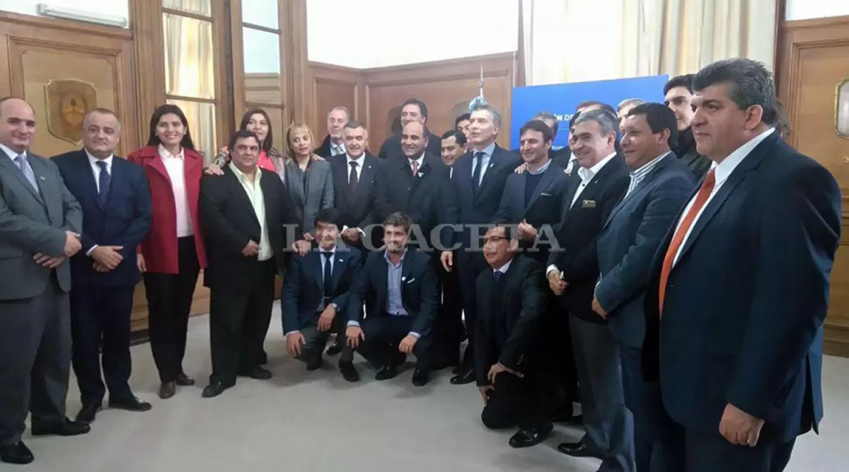 CON MACRI. intendentes tucumanos, durante una reunión realizada en enero de 2018.