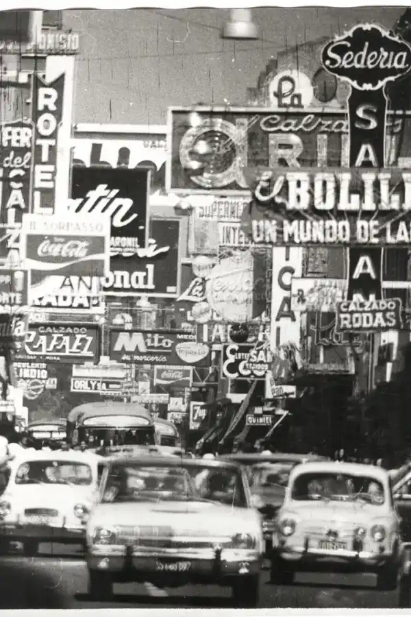 CALLE CÉNTRICA. Década del 60, cuando reinaba la cartelería comercial 