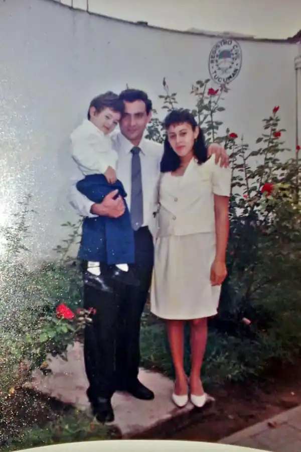  FANY CHOCOBAR Y JORGE CASCIOTTA. Las primeras salidas de este par de enamorados se dieron entre las rosas del parque 9 de Julio.