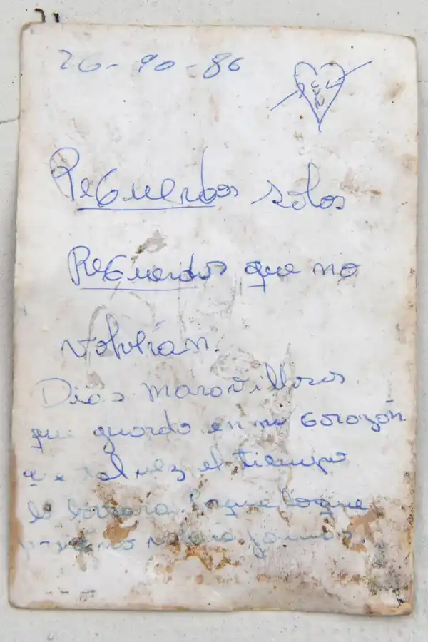 MENSAJE OCULTO. Normal Cabral solía escribirle a Carlos, poesías. A veces para atesorar momentos juntos y otras para lidiar con el enojo.
