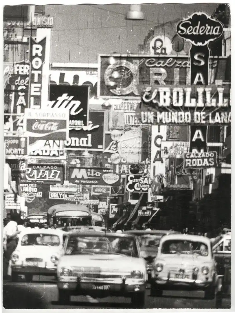 CALLE CÉNTRICA. Década del 60, cuando reinaba la cartelería comercial 