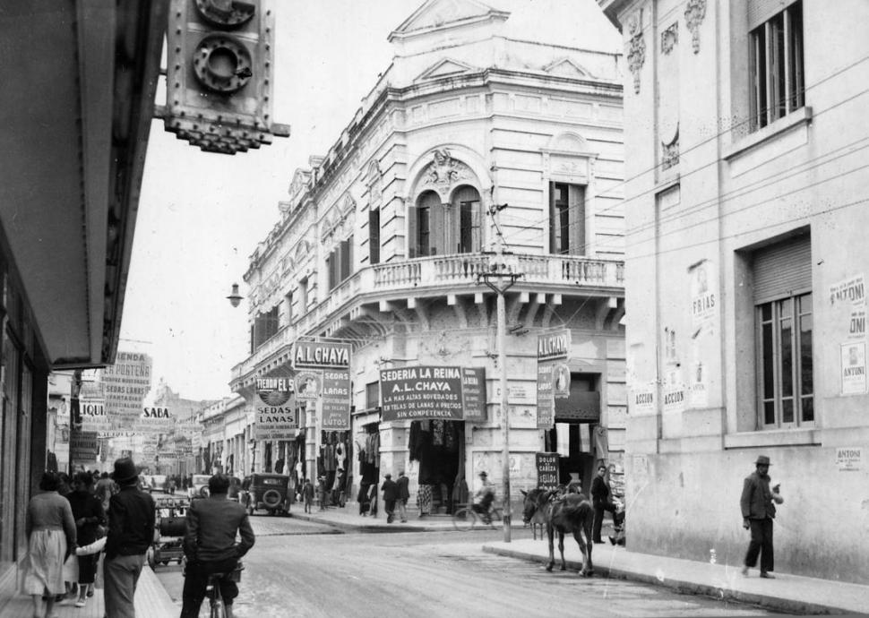 MENDOZA Y MUÑECAS. Así lucía la esquina a fines de los 30. Allí funcionan hoy las Tiendas San Juan. la gaceta / fotos de archivo