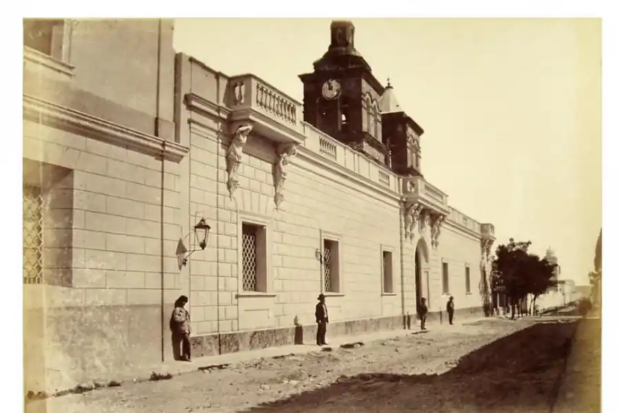 LA UNIVERSIDAD DE CÓRDOBA. En sus claustros, Zavalía anudó gran amistad con hombres como Juárez Celman y Cárcano.