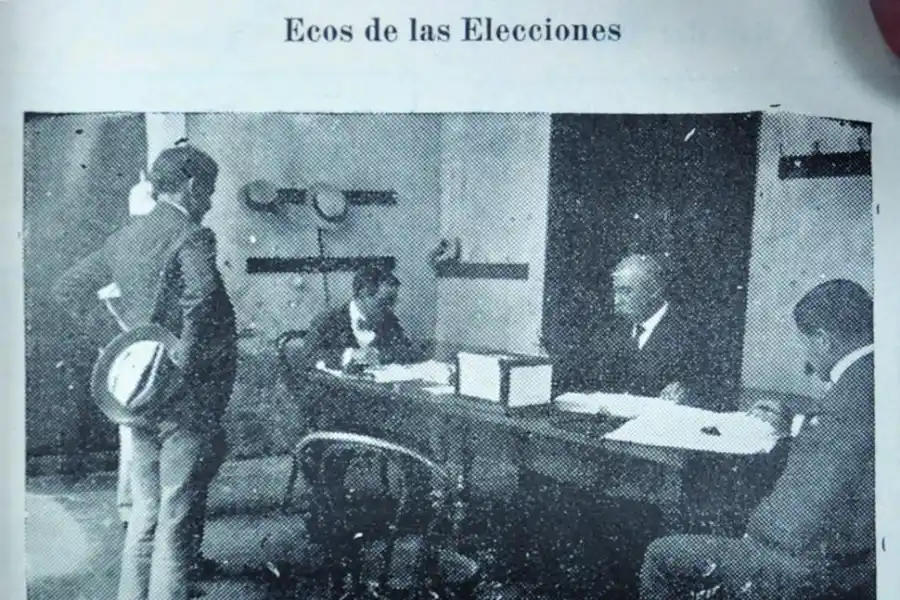 MESA DE VOTACIÓN. La imagen corresponde a la década del 20.