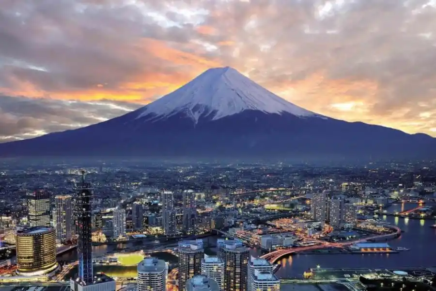 POR LAS CALLES DE TOKIO. La capital de Japón es no sólo la ciudad más poblada del mundo (38 millones de habitantes) sino una de las más espectaculares. 