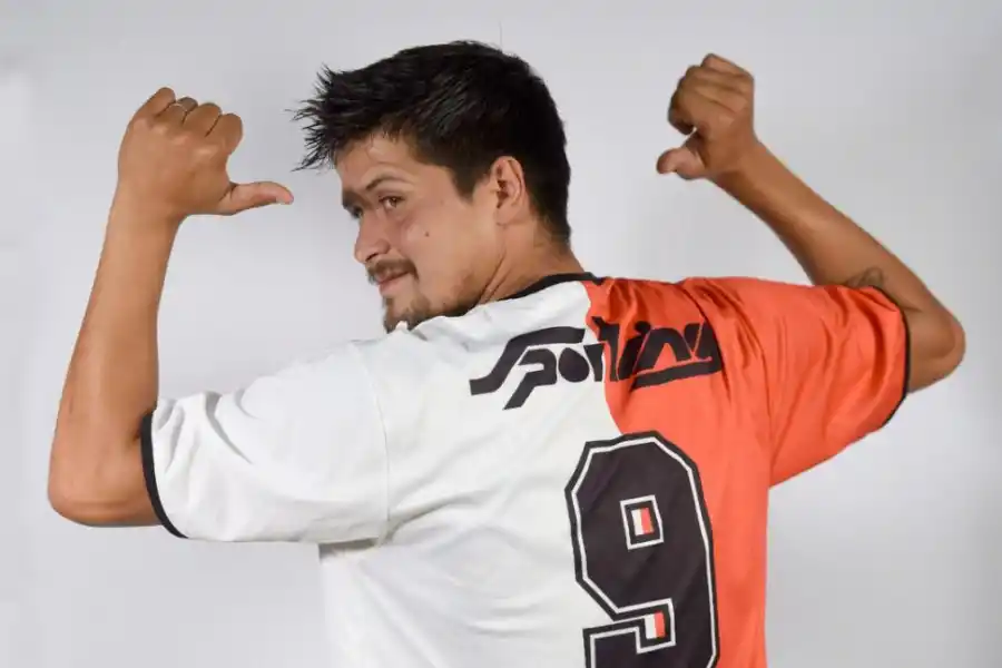 ARTILLERO. Edgardo Rojas señala orgulloso su dorsal; un “hat-trick” del delantero clasificó al “Juliano” para la segunda fase. la gaceta / foto de Osvaldo Ripoll