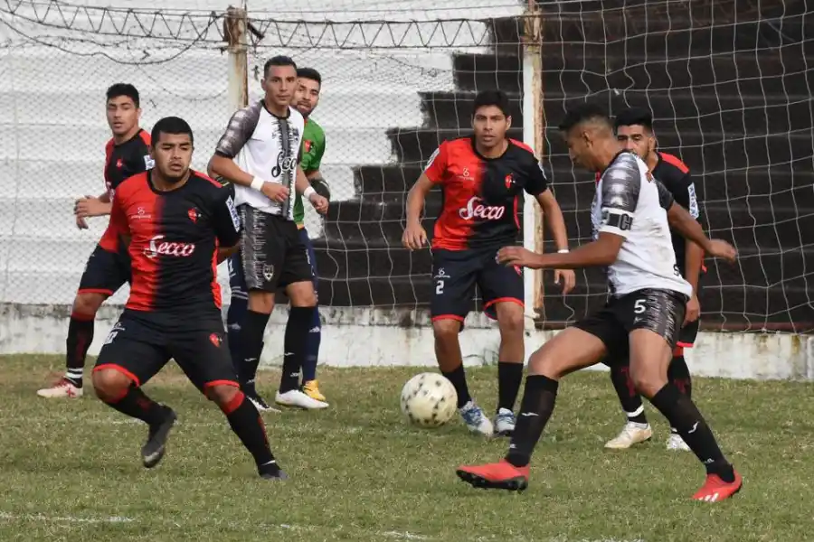 POR ACÁ NO. Javier Giménez (derecha) es el capitán de Llorens. No le esquiva a ningún trabajo que aparezca.