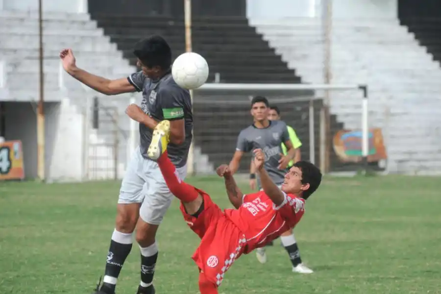 SU OTRA FACETA. “Tamal” Álvarez, en plena tarea de albañilería.
