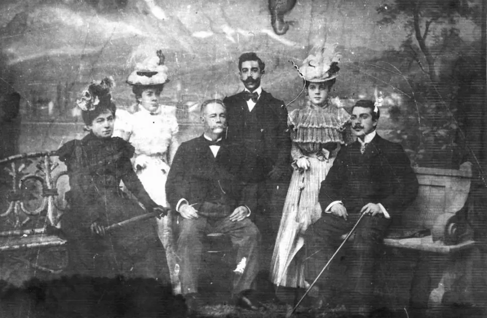 SALUSTIANO J. ZAVALÍA. En esta foto de 1900, tomada en las termas de Baden-Baden, aparece rodeado por varios de sus hijos 