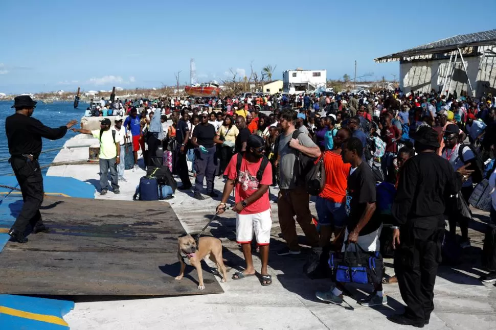 UN ÉXODO CONSTANTE. Las evacuaciones se realizan en ferry. Cientos de residentes huyen a diario. Reuters