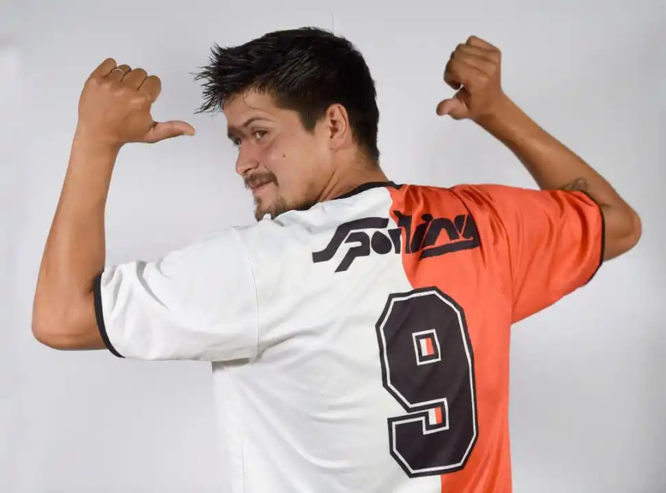 ARTILLERO. Edgardo Rojas señala orgulloso su dorsal; un “hat-trick” del delantero clasificó al “Juliano” para la segunda fase. la gaceta / foto de Osvaldo Ripoll