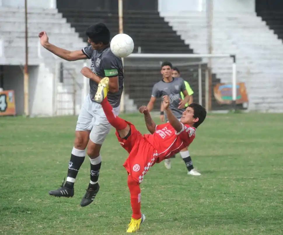 SU OTRA FACETA. “Tamal” Álvarez, en plena tarea de albañilería.