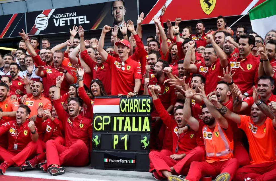 LOCURA POR CHARLES. El monegasco le ofrendó a Ferrari y a los tifosi el primer triunfo en casa después de nueve años. reuters 