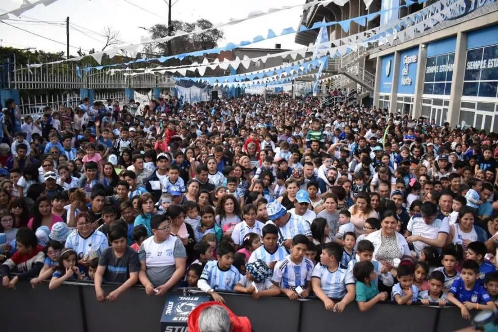 IMPONENTE MARCO. Miles de niños participaron del festejo que organizó Atlético en su honor y de manera gratuita, en el hall del estadio Monumental.  
