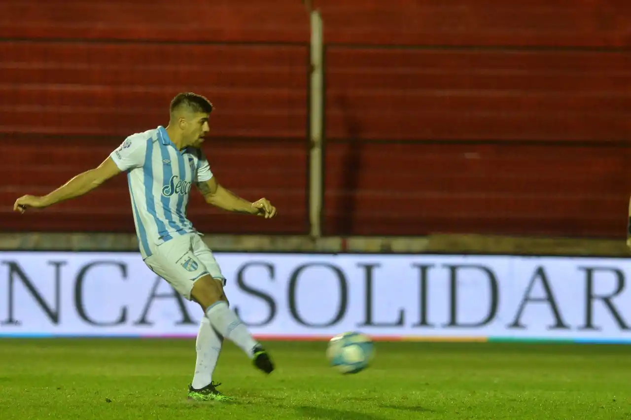 EL FIN. Díaz remató y burián se lo atajará. JAVIER ESCOBAR / ESPECIAL PARA LA GACETA