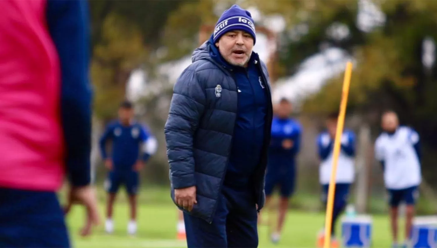 Maradona estuvo atento a los movimientos de sus dirigidos. FOTO TOMADA DE TWITTER.COM/GIMNASIAOFICIAL