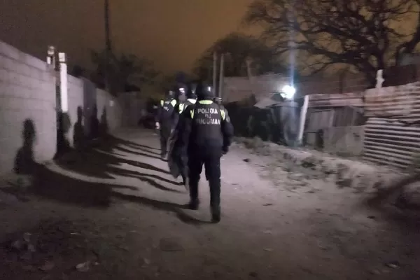 La Policía intenta llevar un poco de paz a La Costanera