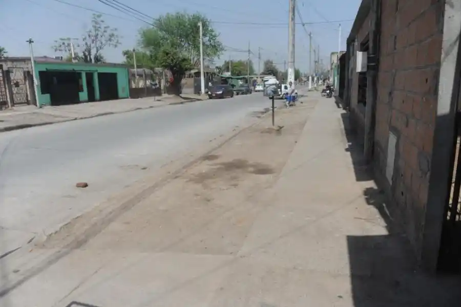 DISPAROS. El adolescente cayó herido cerca de la mujer, según relataron.