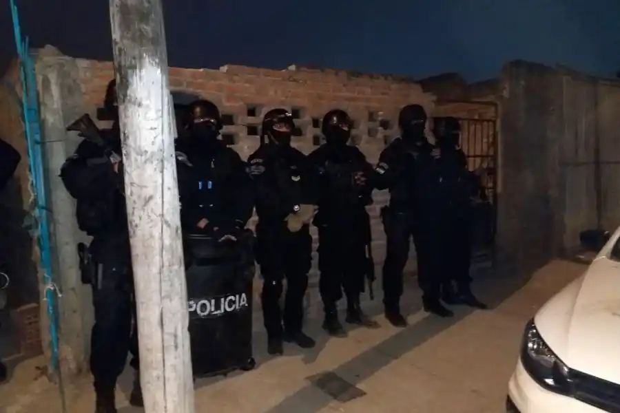 La Policía intenta llevar un poco de paz a La Costanera