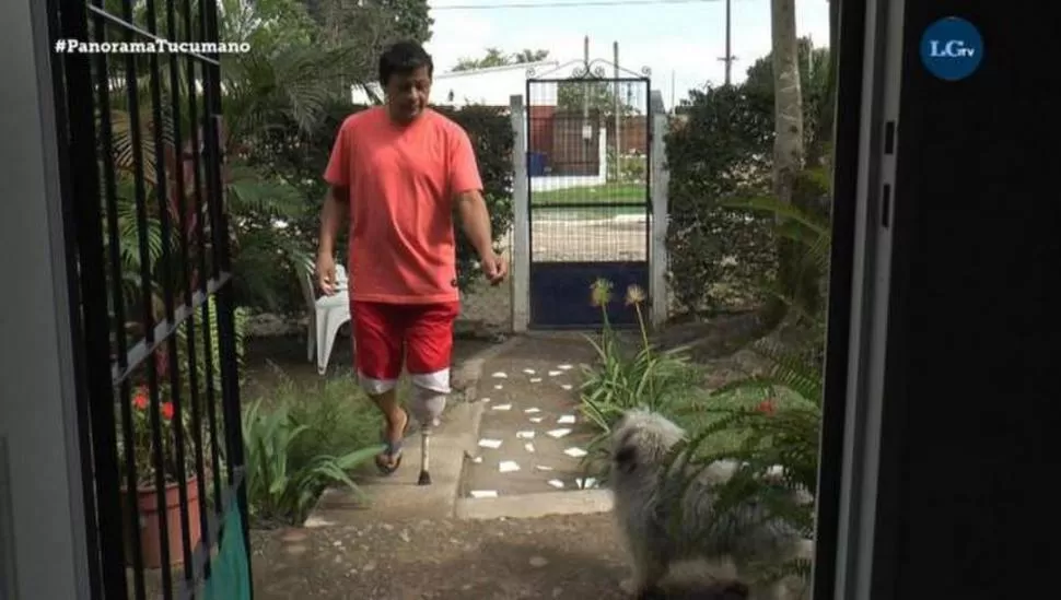 EN SU CASA. Diego Aguilar perdió a su mujer y media pierna. 