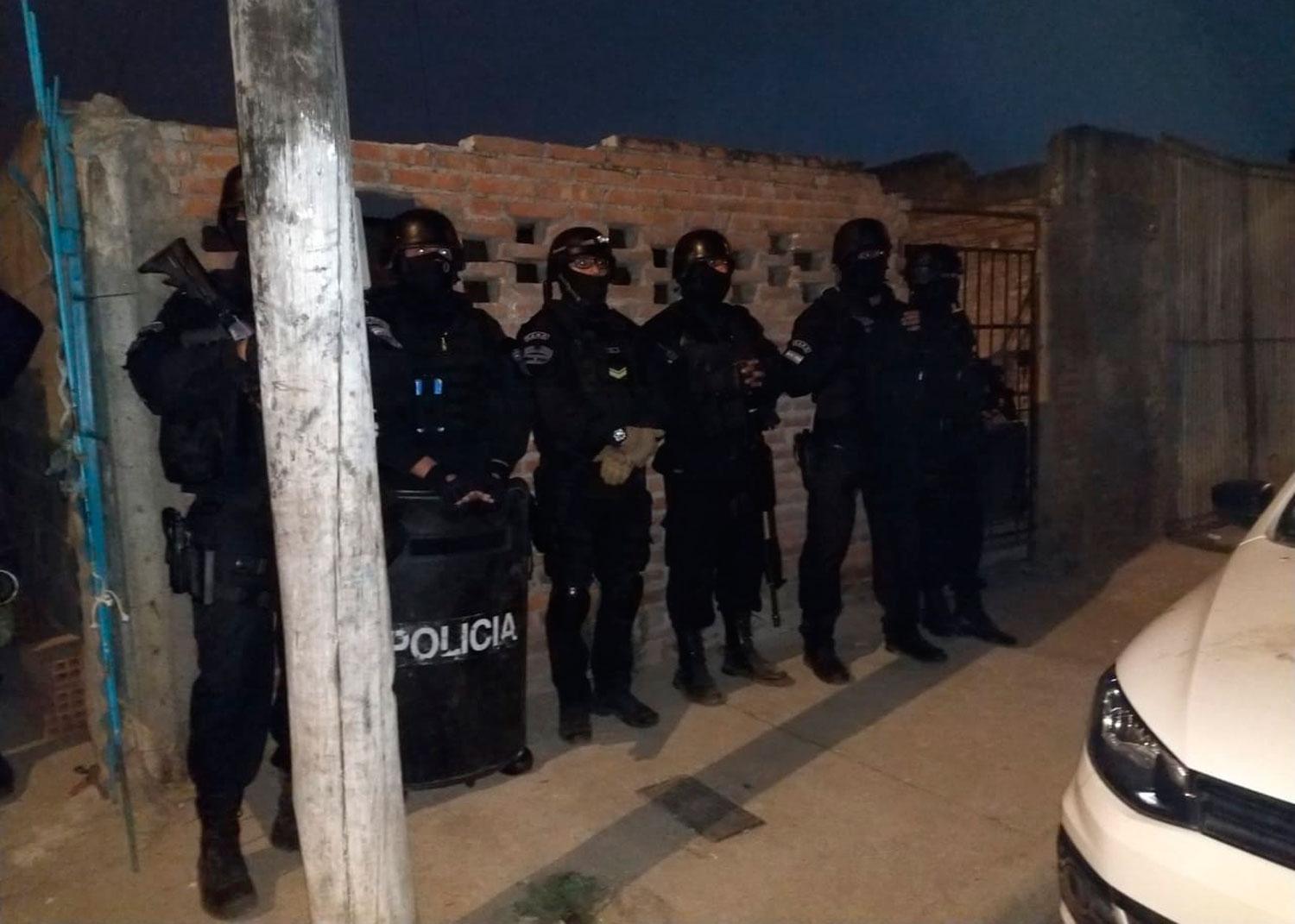 La Policía intenta llevar un poco de paz a La Costanera