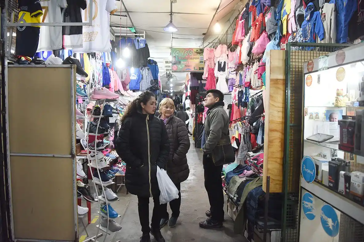 Algunos puesteros no traen mercadería de Bolivia por la suba del dólar.