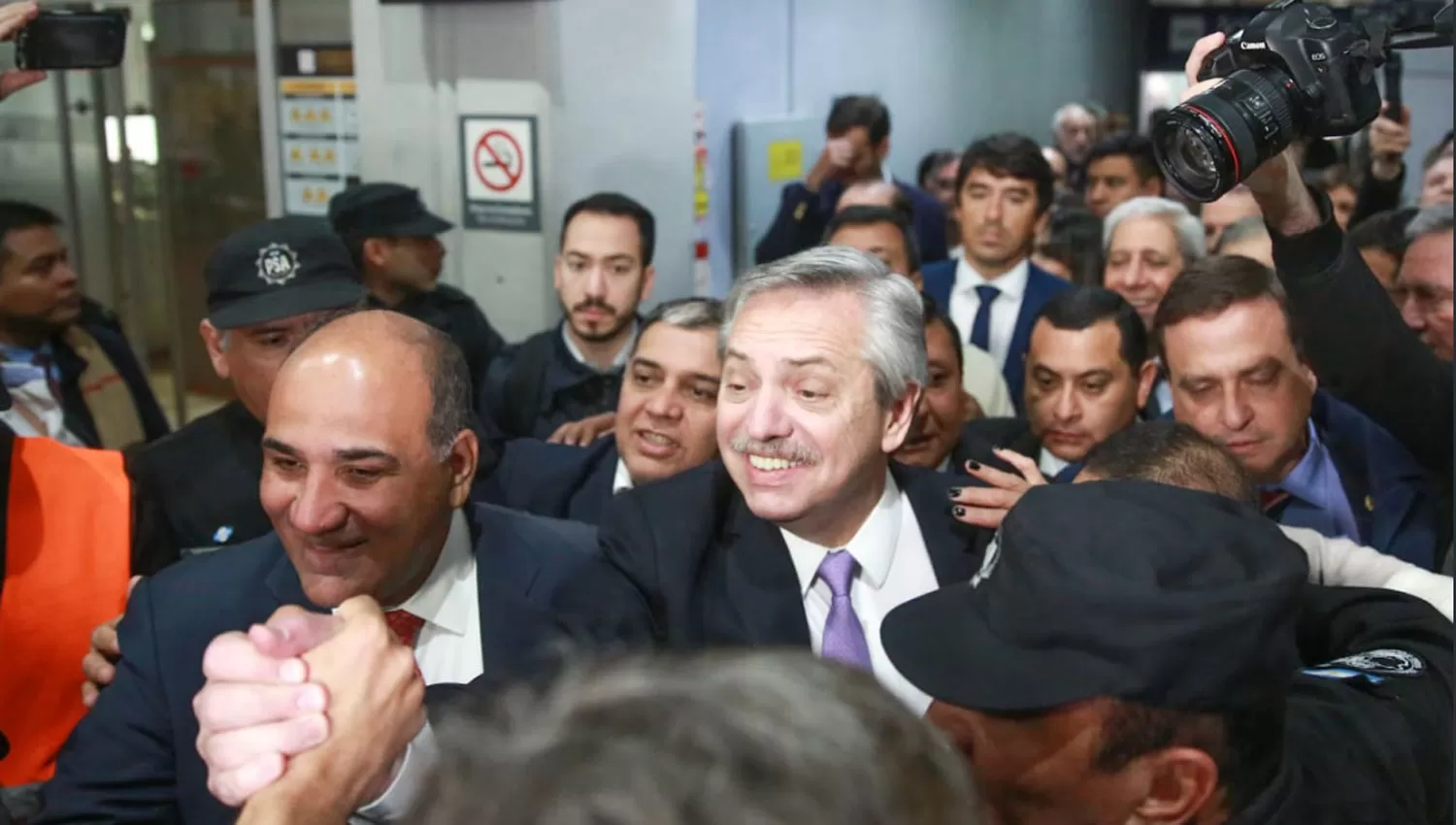 Manzur recibió a Fernández en el aeropuerto Benjamín Matienzo. FOTO TOMADA DE COMUNICACION.GOB.AR