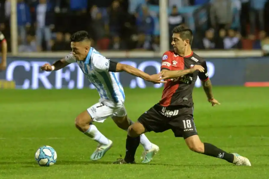 FLOJO PARTIDO EN PARANÁ. Cuello escapa de Gastón Díaz. El volante volvió a ser titular, pero no pudo desequilibrar como lo hizo en otros partidos.  FOTO DE JAVIER ESCOBAR (ESPECIAL PARA LA GACETA)