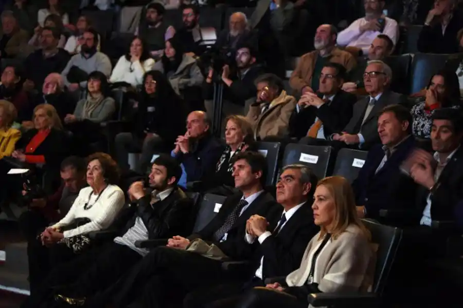 AUDITORIO. El gerente general de LA GACETA, José Pochat (centro), junto al intendente Germán Alfaro y su esposa, Beatriz Ávila.