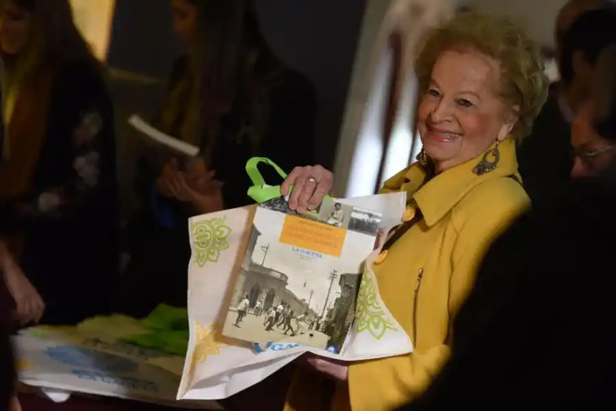 PARA ATESORAR. “Muñeca” Correa con su libro. 