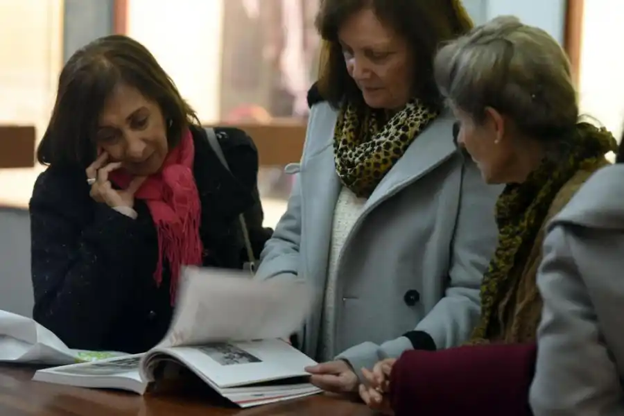 OBRA ESPECIAL. El libro despierta emociones en los habitantes de San Miguel de Tucumán.