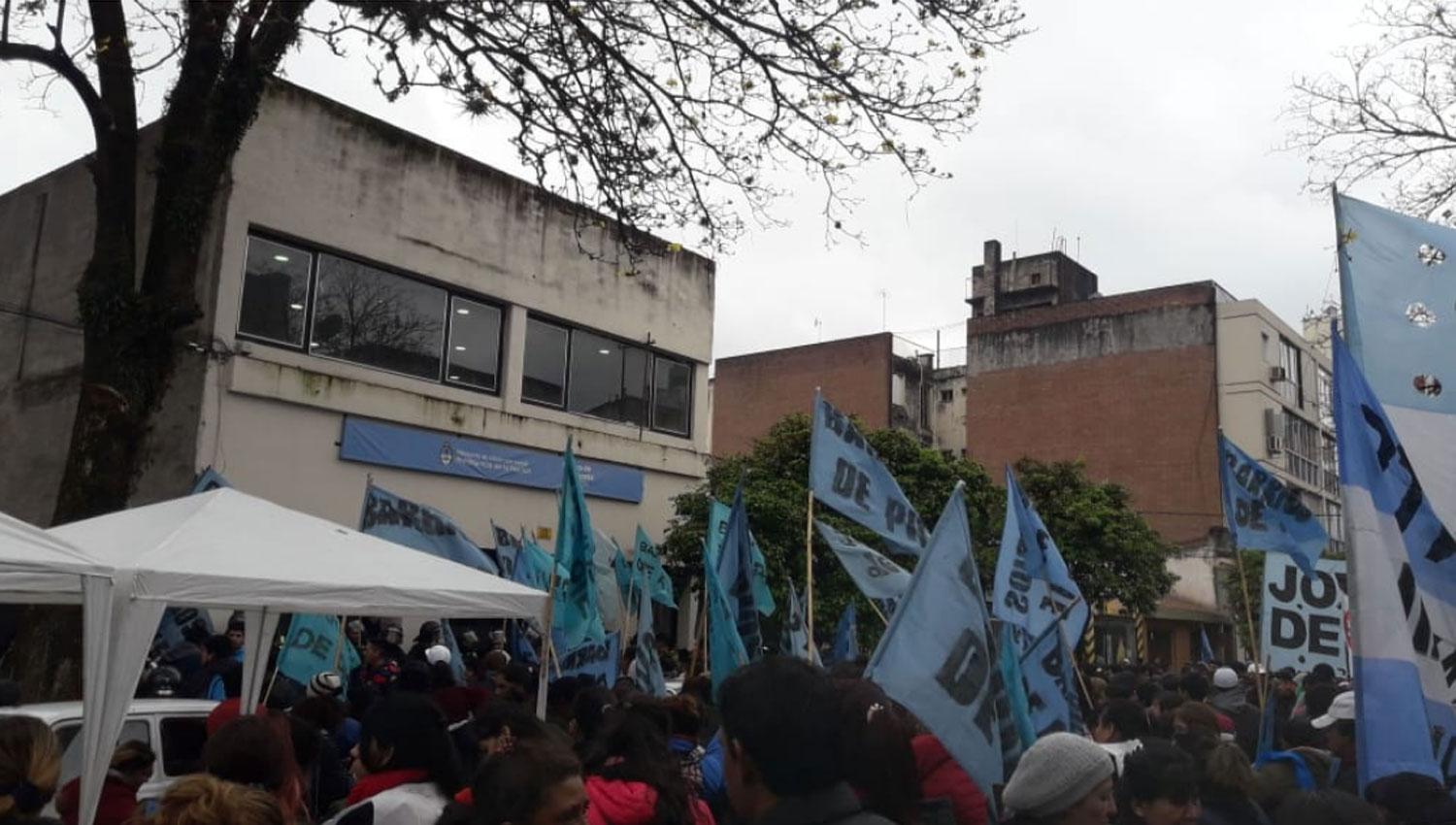 Barrios de Pie protesta frente a las oficinas del Ministerio de Desarrollo Social de la Nación