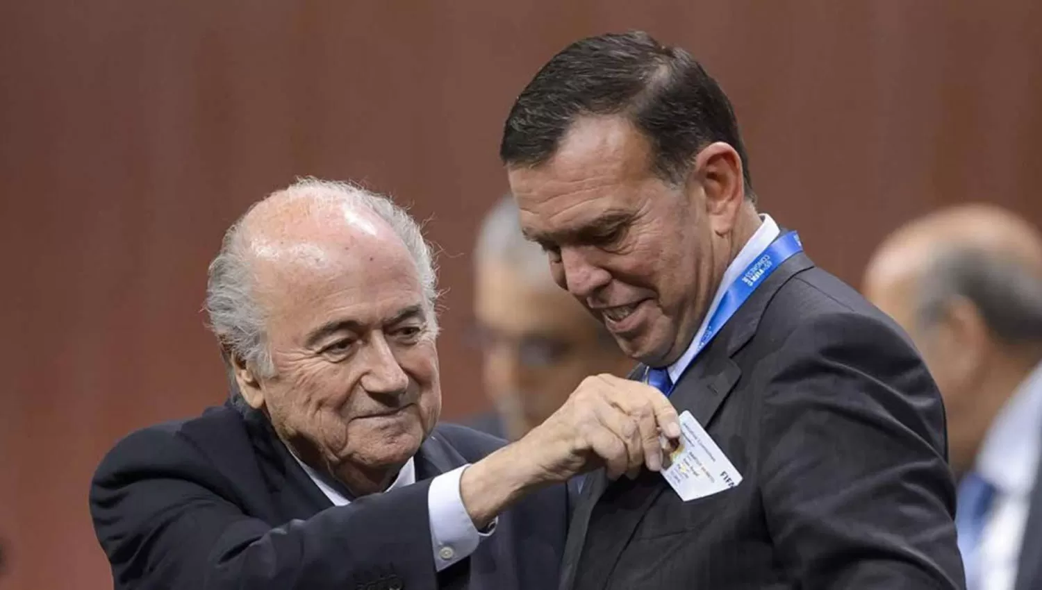 Napout, junto Joseph Blatter en una foto de archivo.