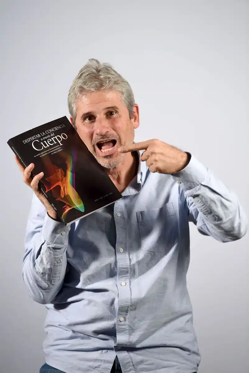 Salvatella con su libro 