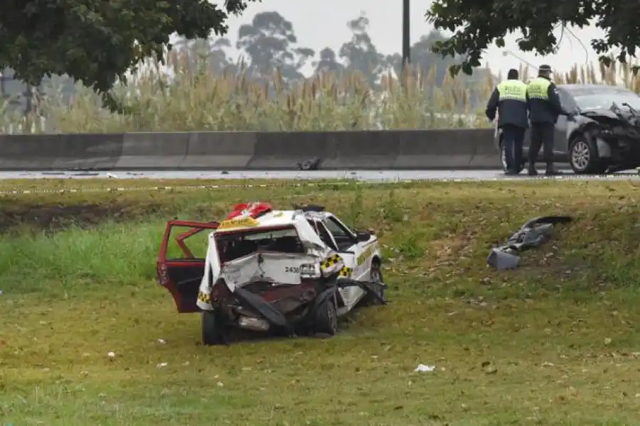 DAÑOS. La parte trasera del taxi terminó destruido; atrás, el Renault Fluence. la gaceta / fotos de Analía Jaramillo