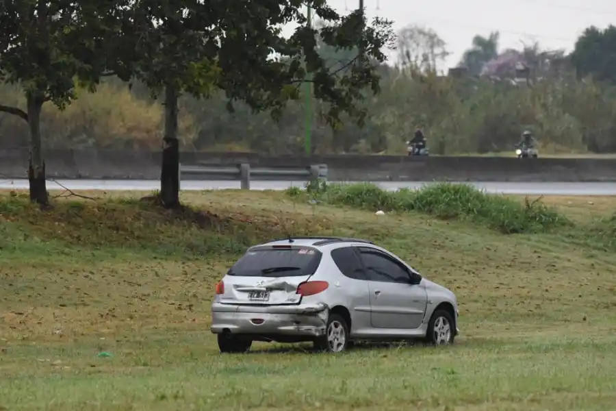EL OTRO AUTO. El Peugeot gris.  