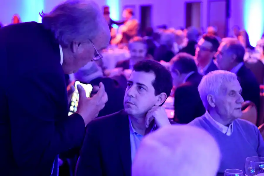 DE MENDIGUREN Y DE PEDRO