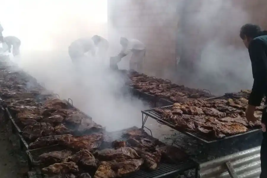 EL PLATO FUERTE. Además de 10.000 empanadas, hubo 2.000 kilos de vacío y se usó más de un camión de carbón.