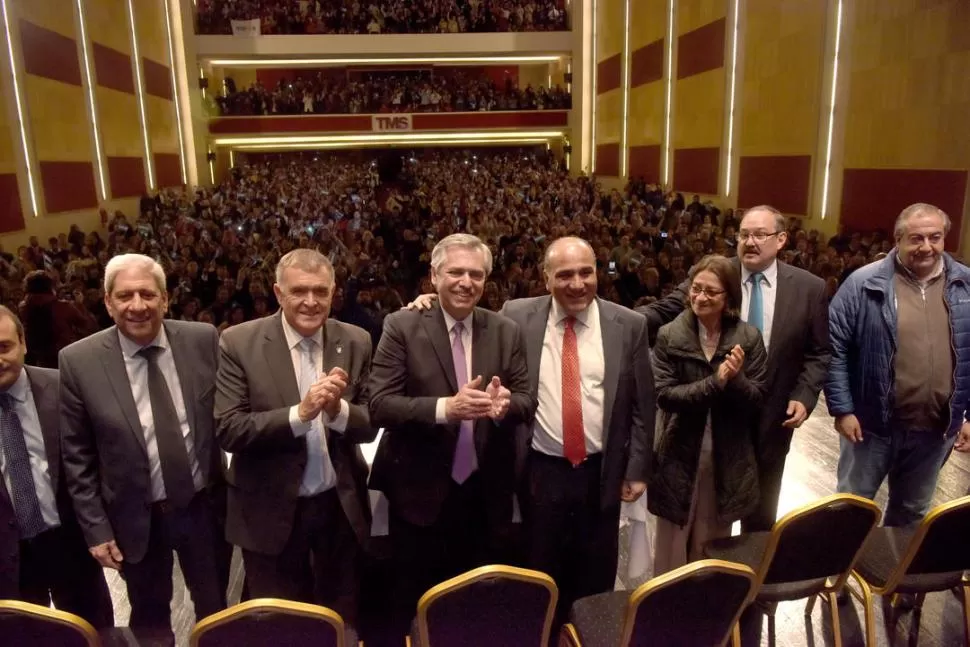PRESENCIA. Neder, Jaldo, Fernández, Manzur y Corpacci, sobre el escenario. la gaceta / foto de franco vera