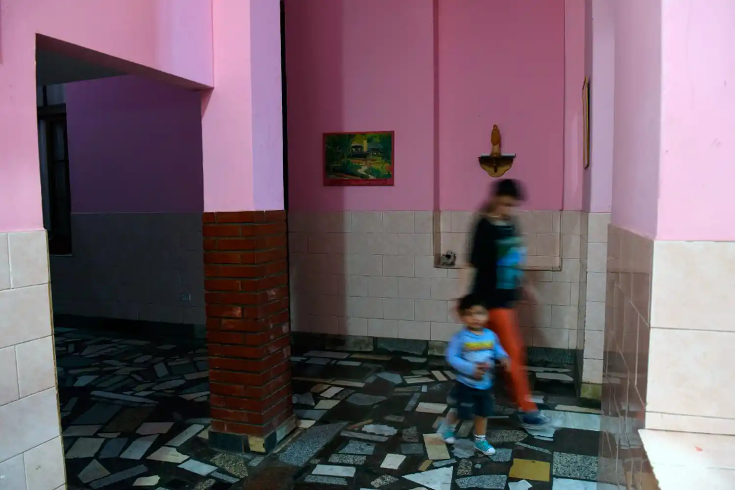 ENTRE TODAS. Cuando Camilia va a la escuela, Semal Matías queda a cuidado de las celadoras y las chicas.