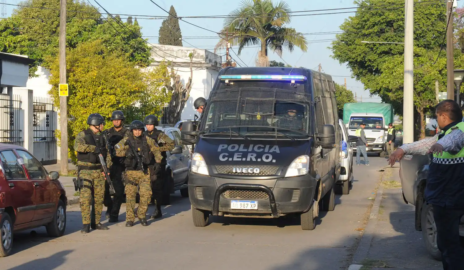 FUERTE CUSTODIA. Seis patrulleros y varios motoristas escoltaron al ex prófugo hasta la división Homicidios.
