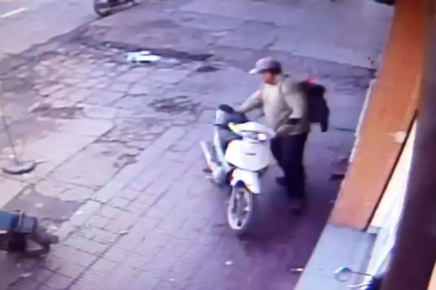 CAPTURA DE VIDEO. El hombre se acercó con disimulo, destrabó la moto y se la llevó.