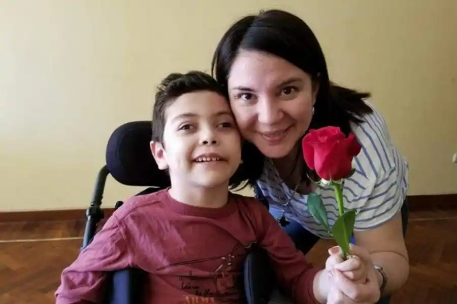 ESPERANZA. Benja, su mamá y las sonrisas que genera el optimismo.  